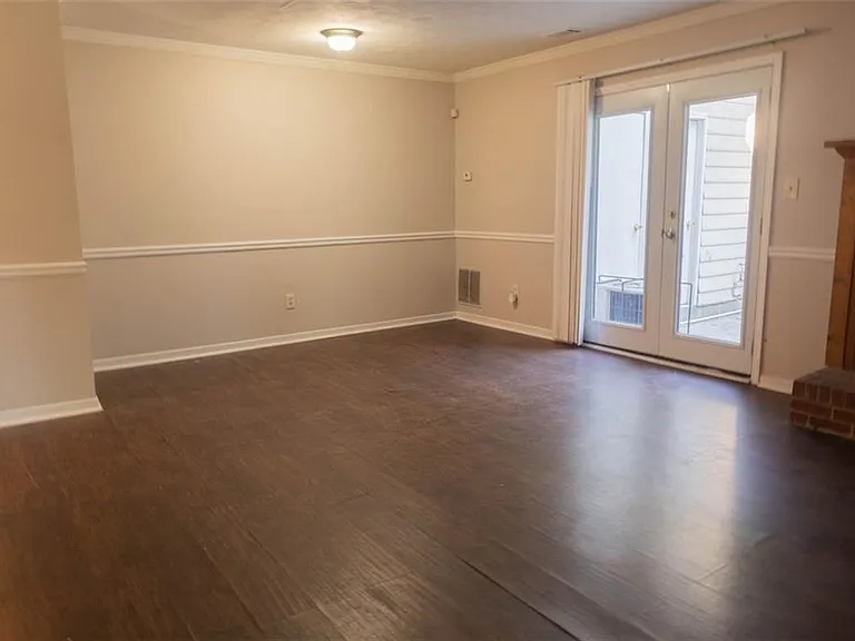 721 Redland Dr — Photo 3