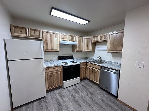 3rd image of 2706 Turner St #4
