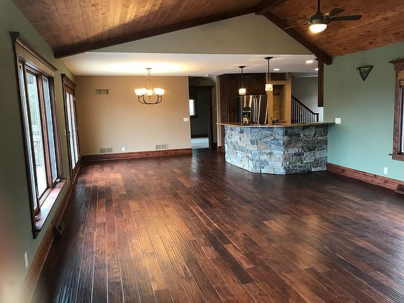 Great Room - Vaulted Ceiling