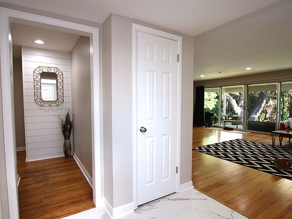 8'x8' Tiled Entry View