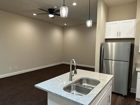 5th image of 226 W Main St #201