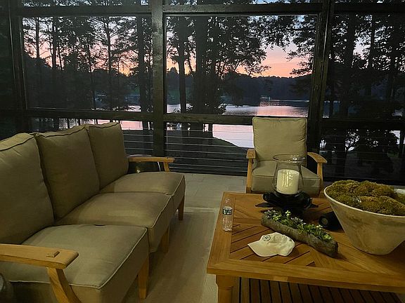 4th image of 4488 Travis Dr