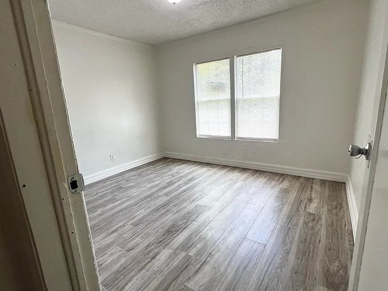 2240 NE 20th St — Photo 21
