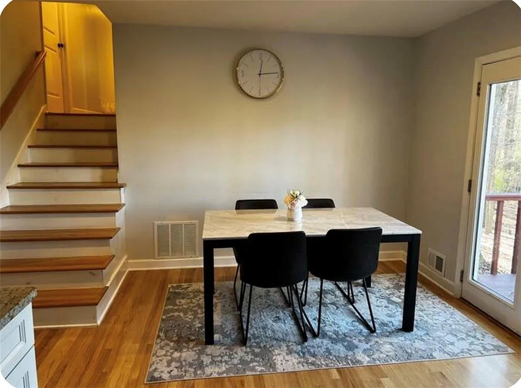 5 bed, 3.0 bath, 1902 sqft, $2,800 — Photo 2