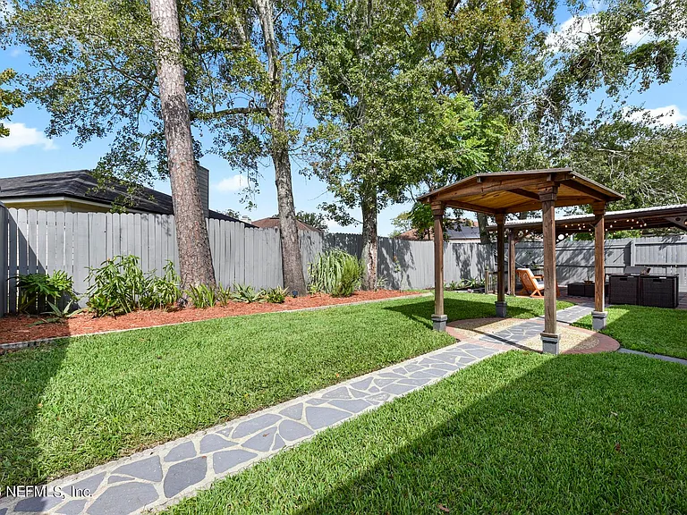 9126 Trevi Cir W — Photo 26