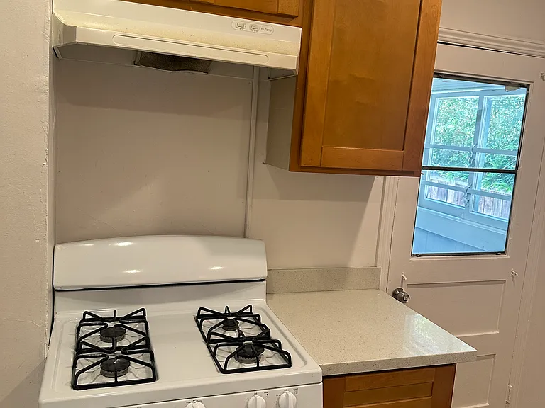 594 Victoria Ct — Photo 4