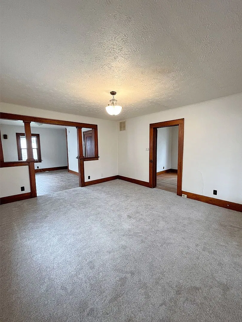 3 Bedroom Home W/ Detached Garage! — Photo 2