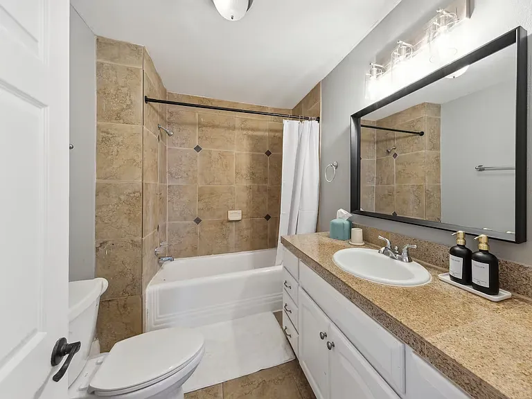 825 W Agarita Ave — Photo 25
