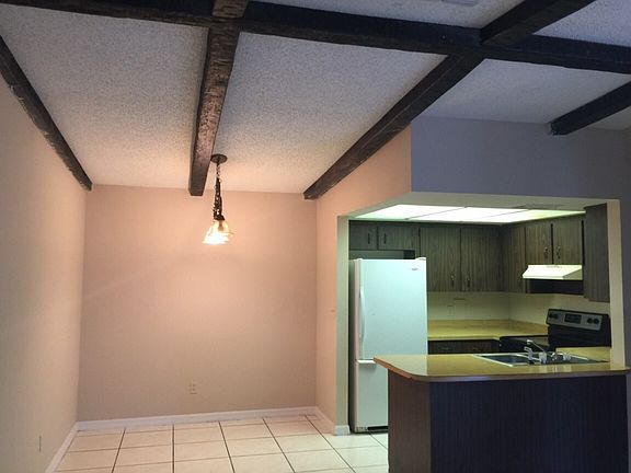 4th image of 3082 Saint Paul Dr