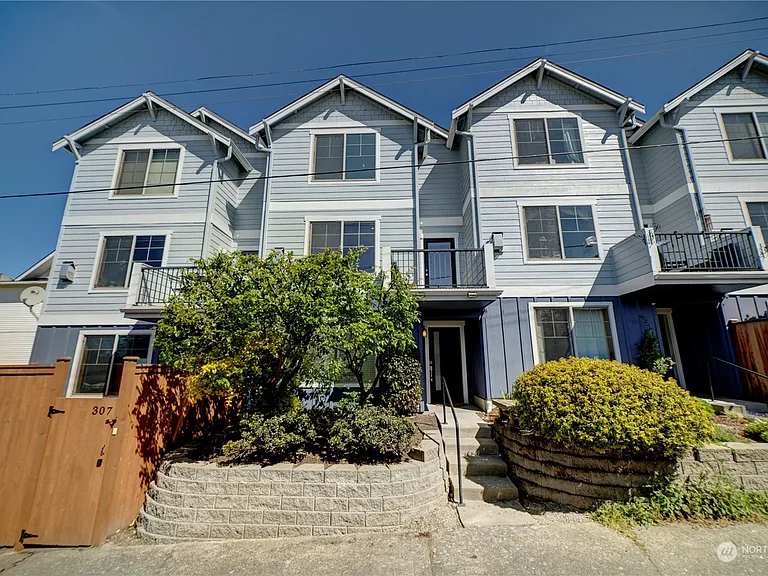 305 16th Ave S — Photo 1