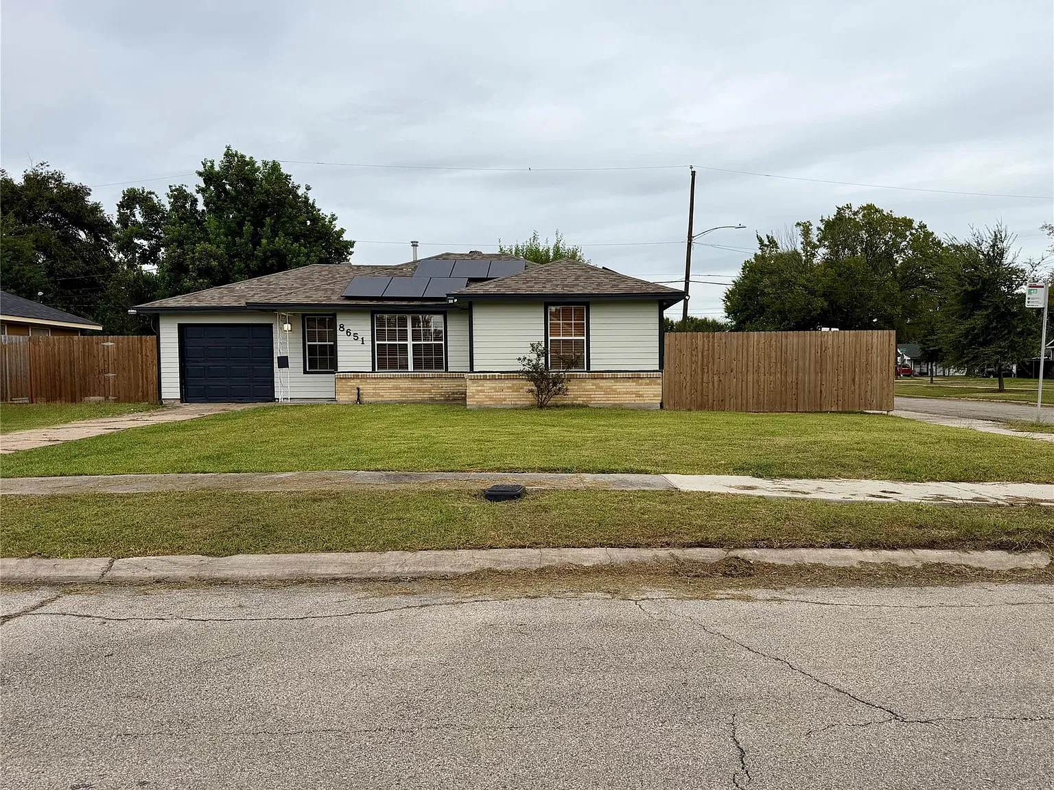 3 bed, 856 sqft, $1,900 — Photo 1