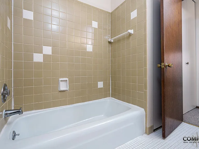 Half Moon Lake Apartments — Photo 53