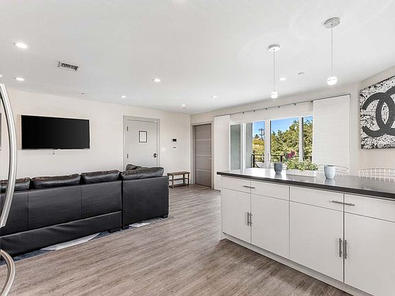4th image of 1303 N Citrus Ave #1303