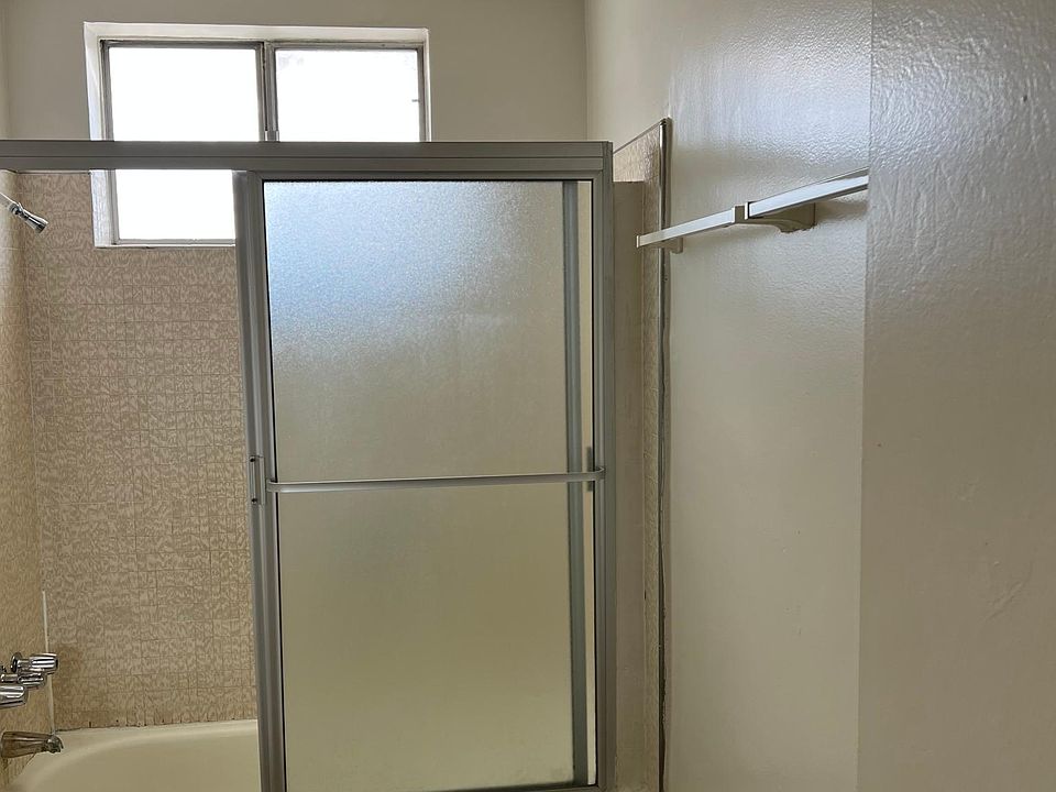 1st image of 17830 Magnolia Blvd #4