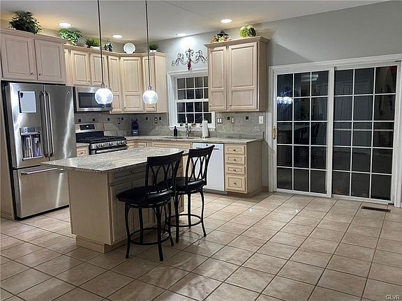 4th image of 66 Clairmont Ave
