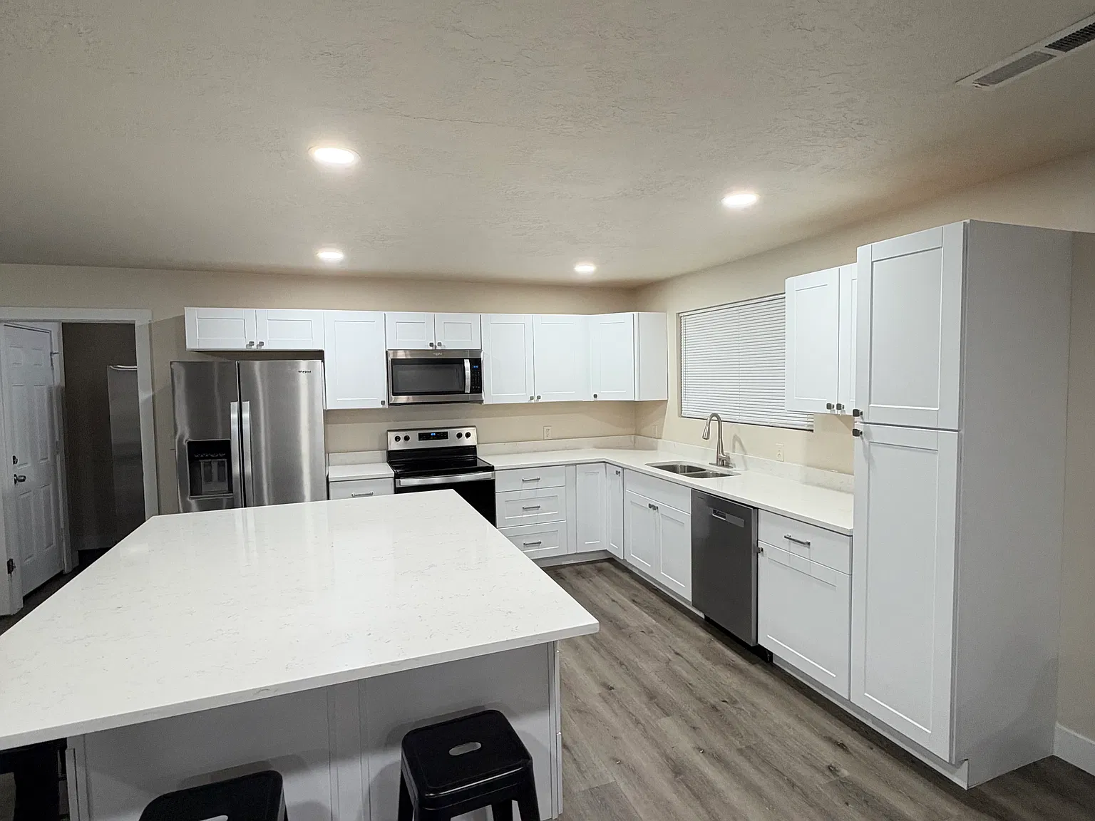 3 bed, 2.5 bath, 1800 sqft, $2,000 — Photo 2