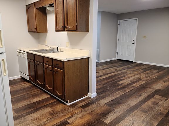 5th image of 1310 Queens Ct #C