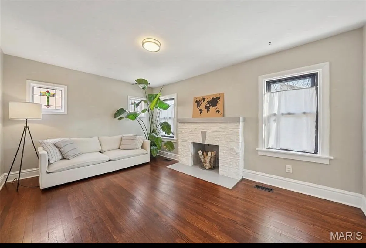 2 bed, 2020 sqft, $2,350 — Photo 3