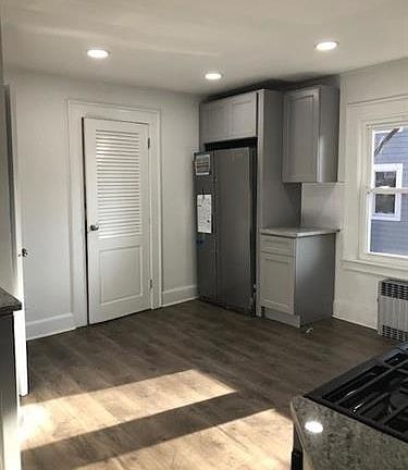 5th image of 659-661 Sandford Ave