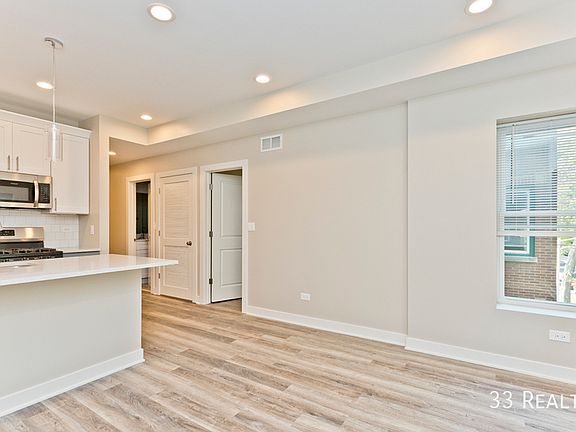 4th image of 3603-07 W Ainslie St #3