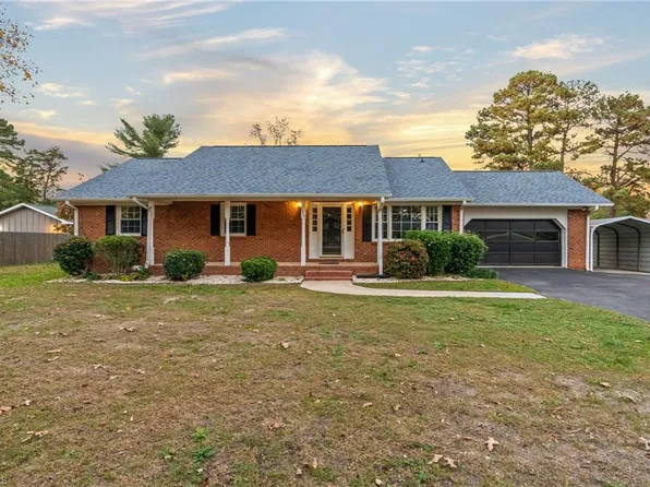 5910 Hyde Park Dr, High Point, NC 27263