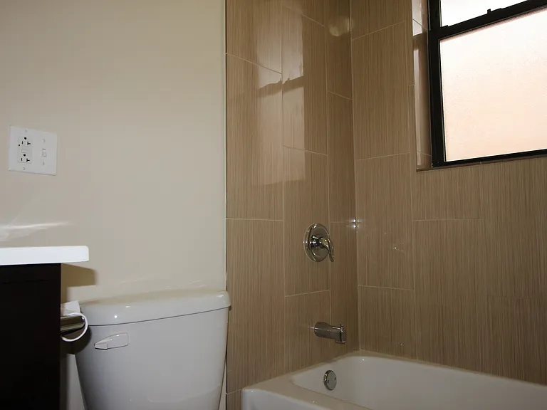 2540 W Augusta Blvd — Photo 10