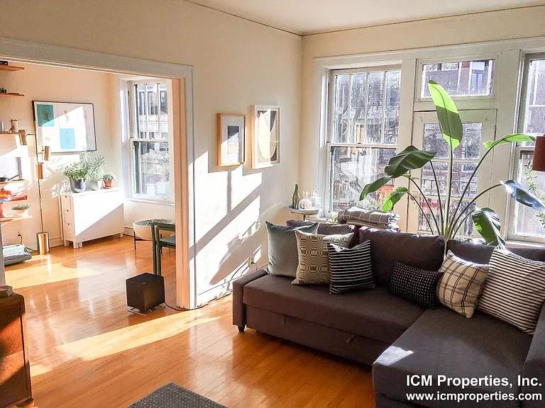 410 W Surf St #2 — Photo 1