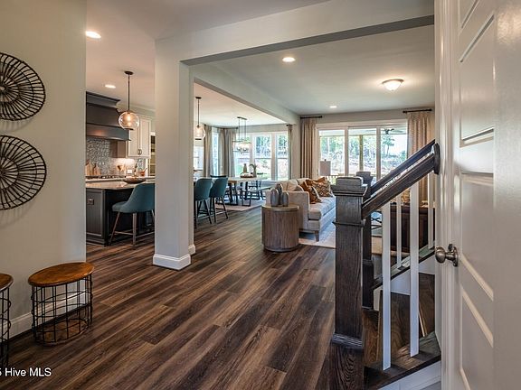 4th image of 374 Glade Drive