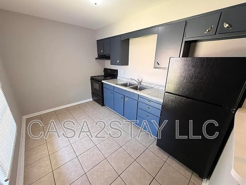 2 bed, 1.0 bath, $750 — Photo 2