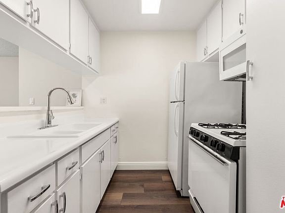 2nd image of 257 S Manhattan Pl