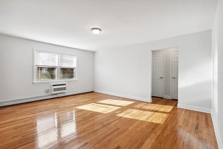 Sherwood Court Apartments — Photo 4