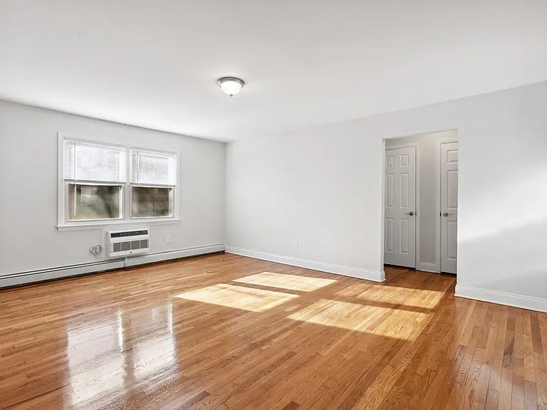 Sherwood Court Apartments — Photo 4
