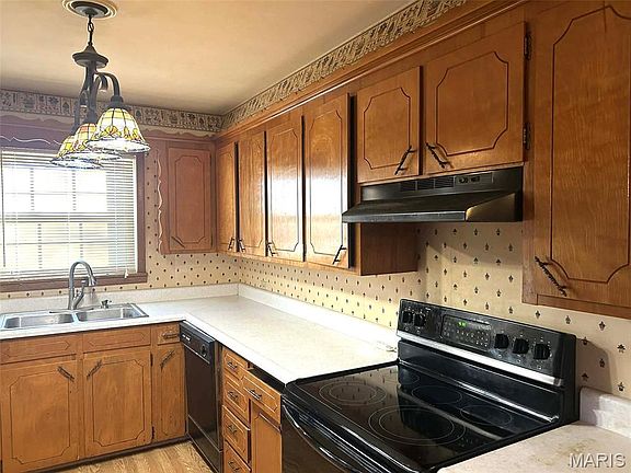 2nd image of 402 N Louise Ave