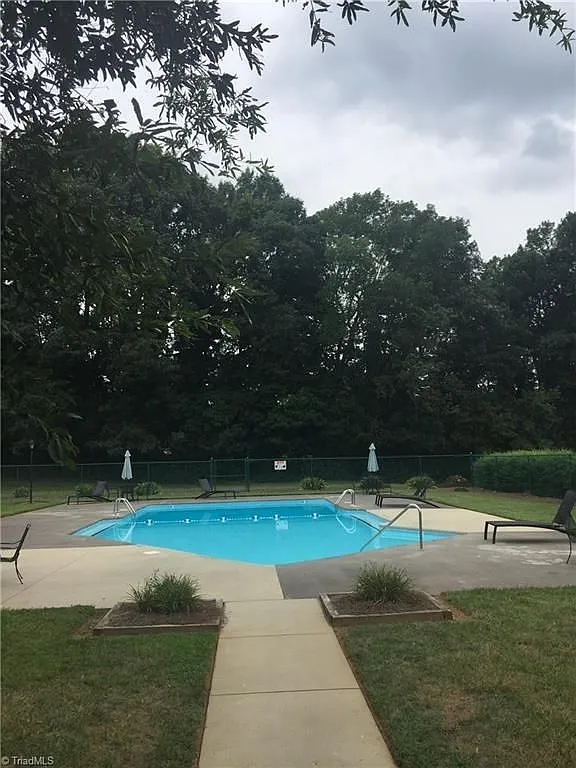2 bed, 1.5 bath, 1024 sqft, $1,275 — Photo 2