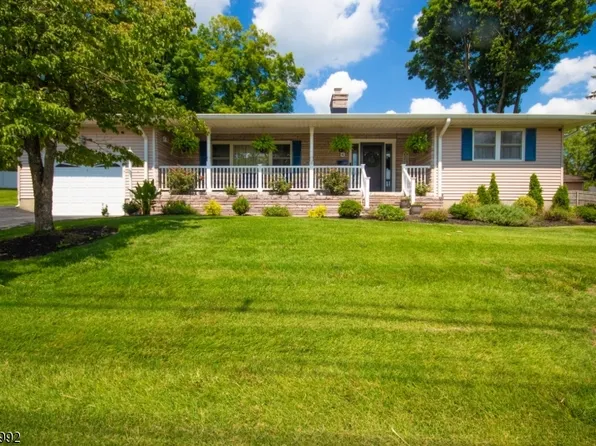 4 Birch Dr, Newton Town, NJ 07860