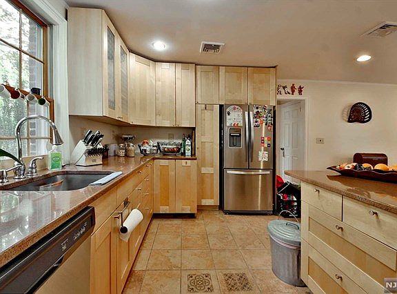 2nd image of 2 Arlington Pl