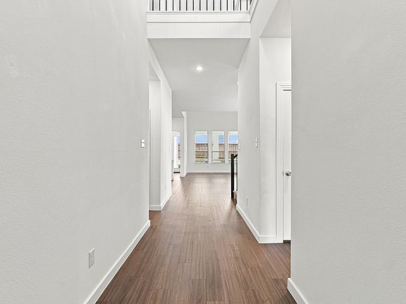 4th image of 2408 Doncaster Dr