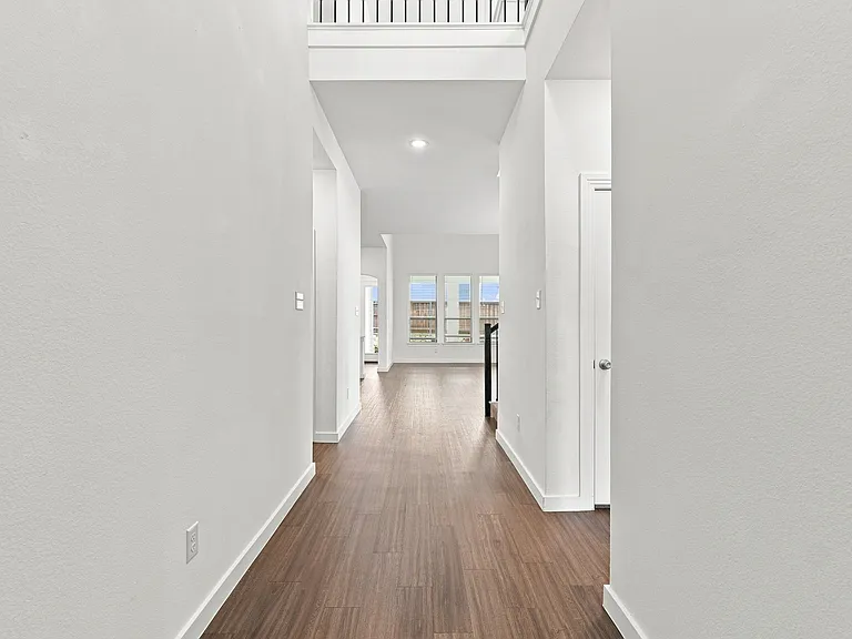 2408 Doncaster Dr — Photo 4