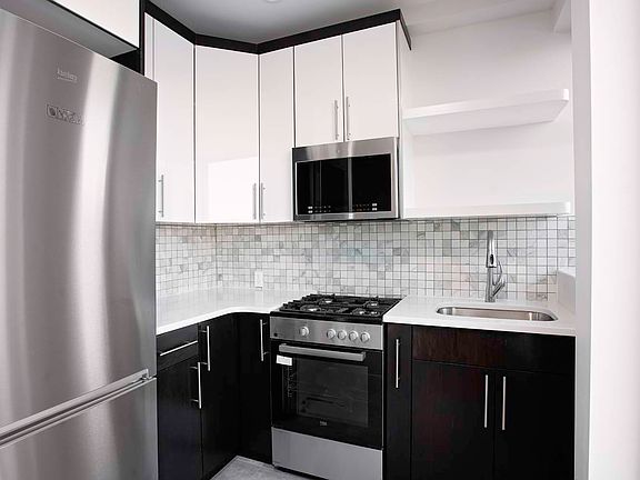 4th image of 4016 Crescent St APT 35