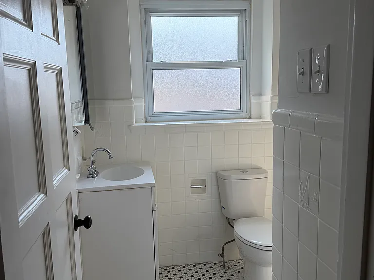 Upstairs full bathroom