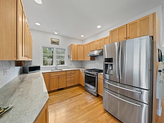 3rd image of 290-292 Lagrange St
