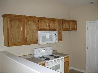 3rd image of 123 Woodlake Ct