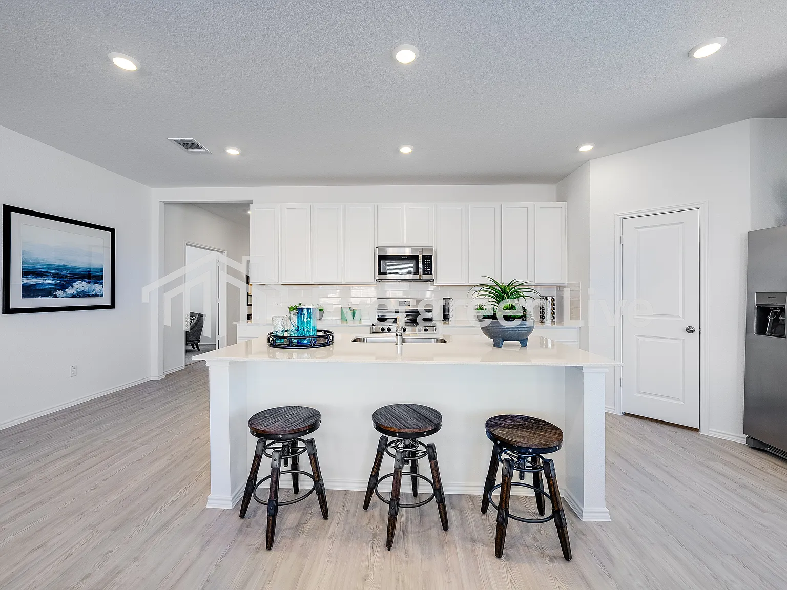 4 bed, 2.0 bath, 2000 sqft, $2,230 — Photo 3