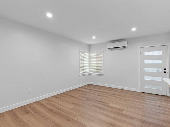 3rd image of 526 Lime Ave #532-1/2