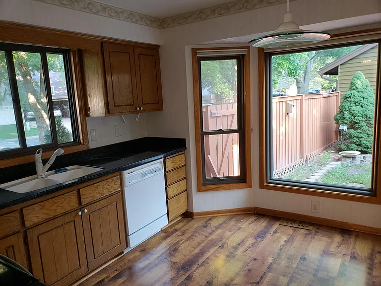 1374 Knoll Dr — Photo 3