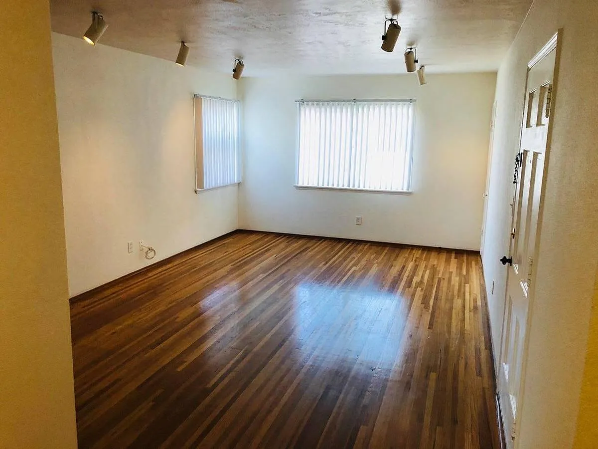 2 bed, 900 sqft, $2,300 — Photo 2