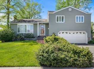105 Farmers Ave, Plainview, NY 11803