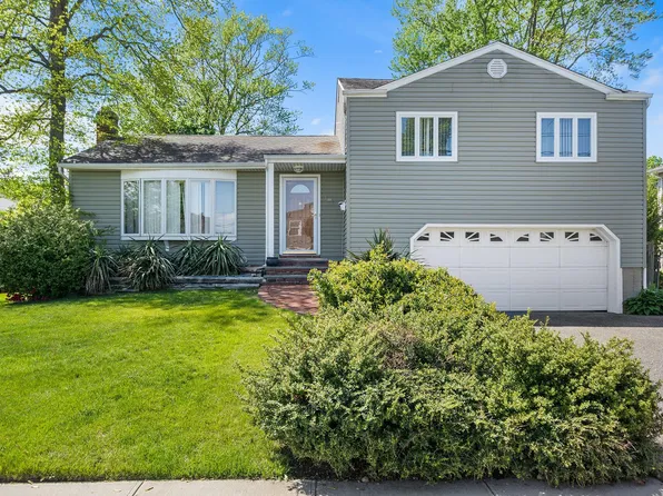 105 Farmers Avenue, Plainview, NY 11803