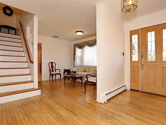 3rd image of 16 Surrey Ct