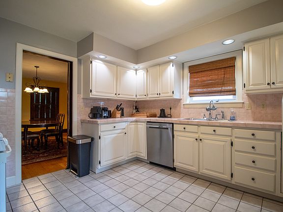 3rd image of 137 W 34th St